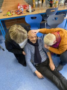 Das Team der Sonnenschule frischt die Erste-Hilfe-Kenntnisse auf!